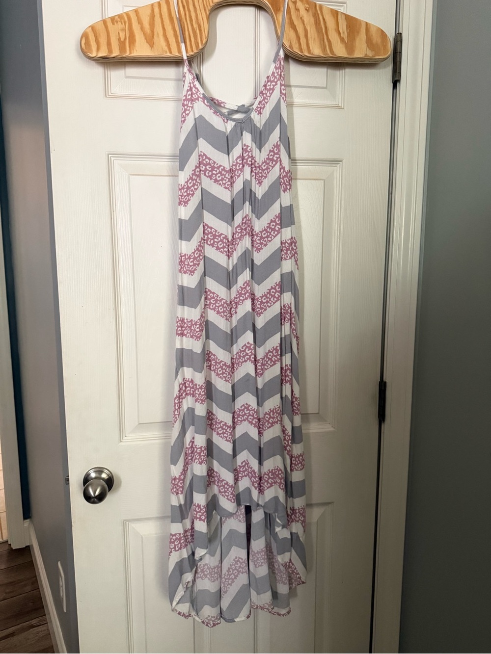 Gee Gee Sleeveless Chevron Maxi Dress in Gray & Pink L